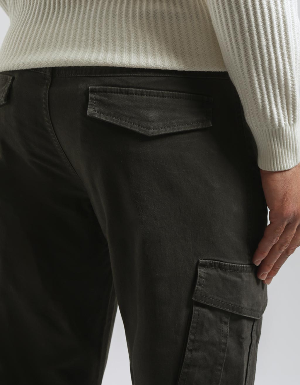 Pantaloni cargo con elastico alle caviglie