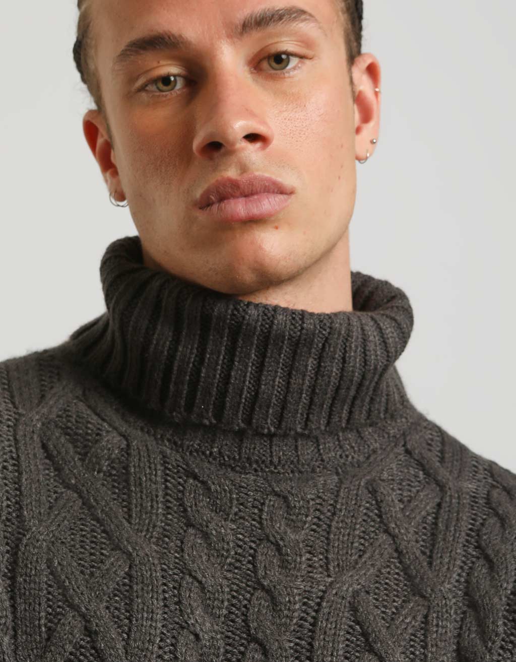 Maglia collo alto con treccia