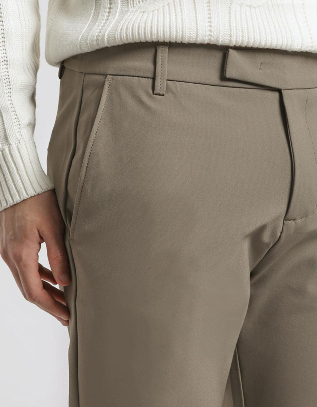Pantaloni chino in tessuto tecnico