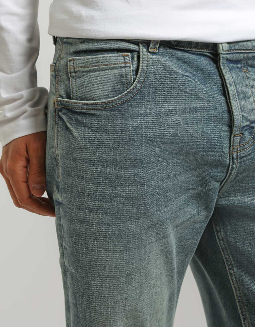 Jeans regular fit con strappi
