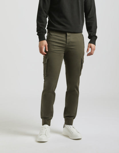 Pantaloni cargo con elastico alle caviglie