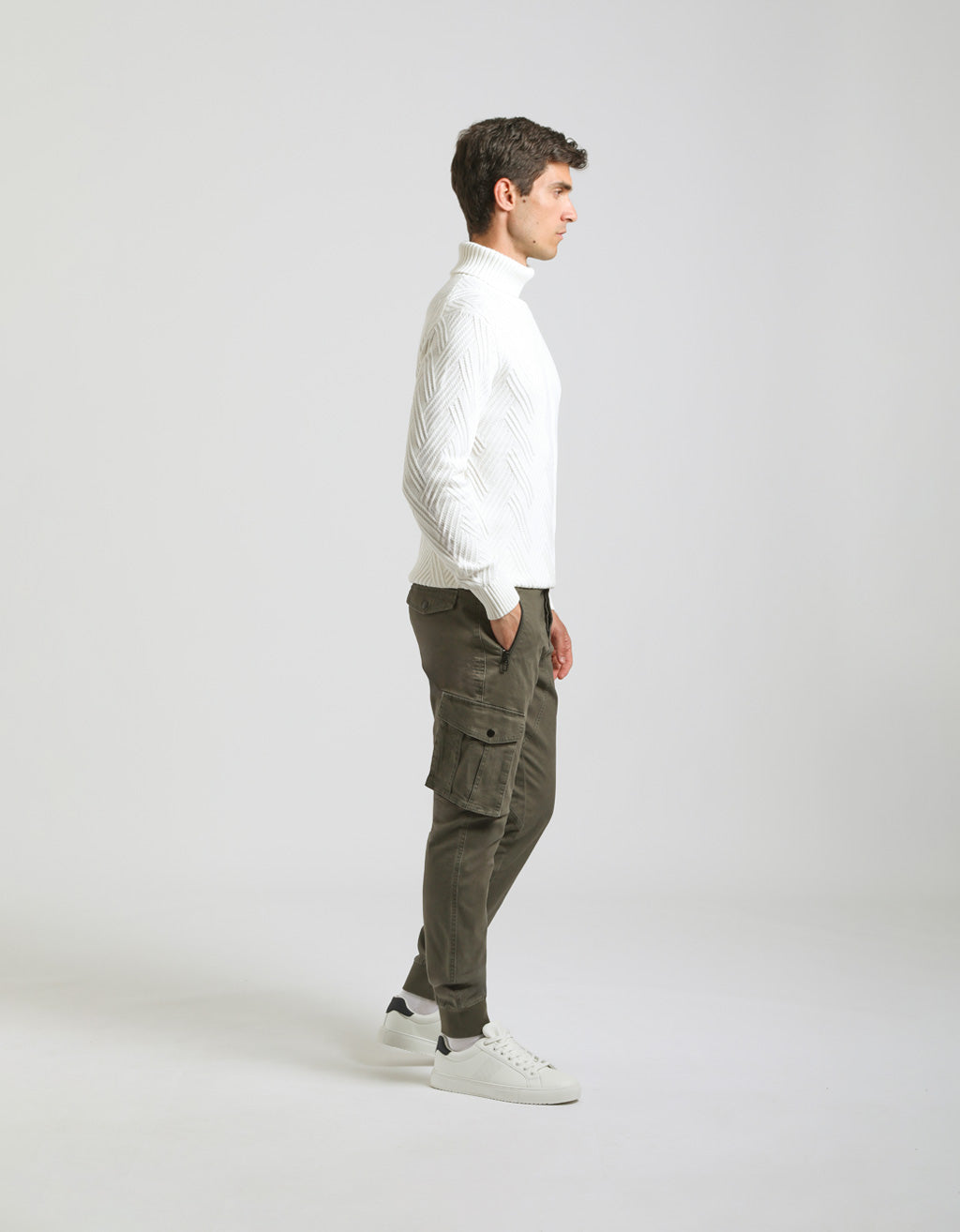 Pantaloni cargo con elastico alle caviglie